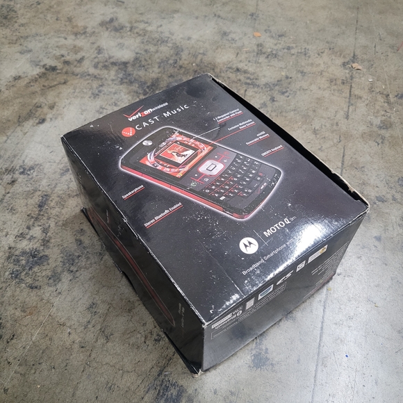 Verizon Wireless BlackBerry Smartphone with Accessories - Picture 2 of 12